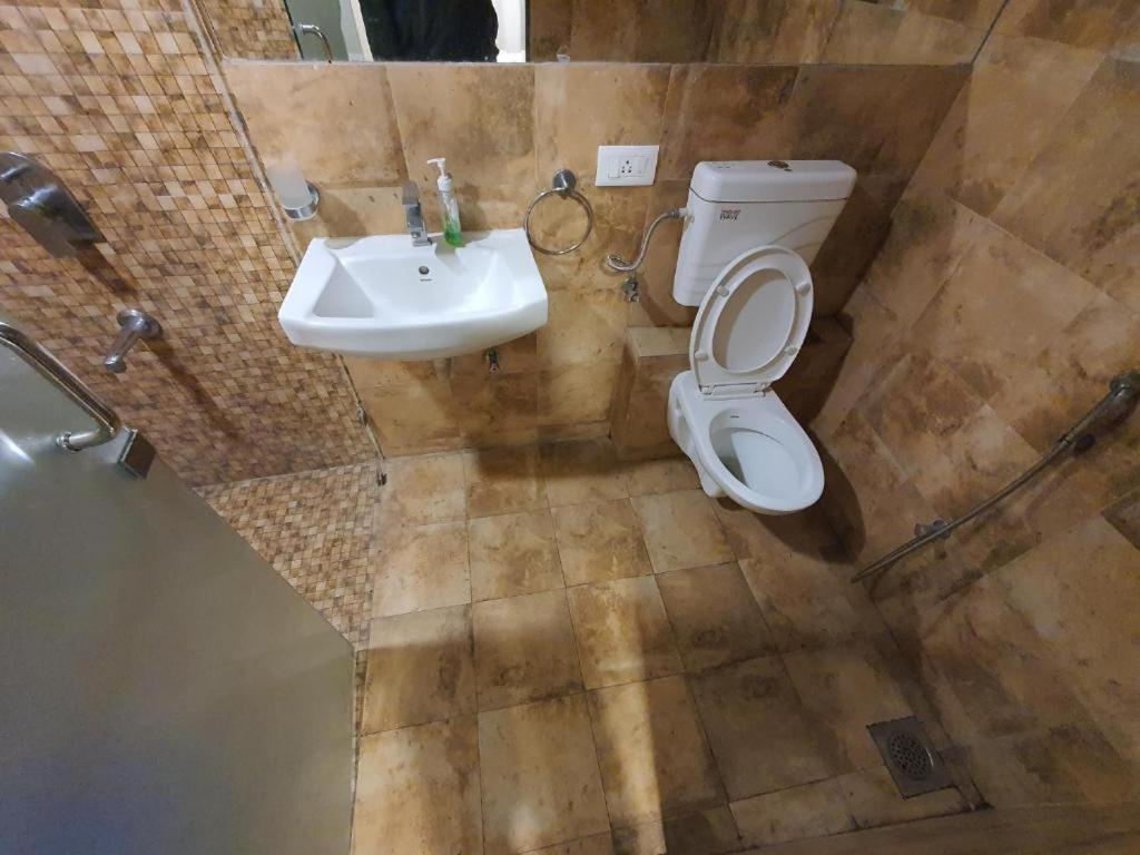 Homestays At Rajhans Belliza Near Airport Сурат Экстерьер фото
